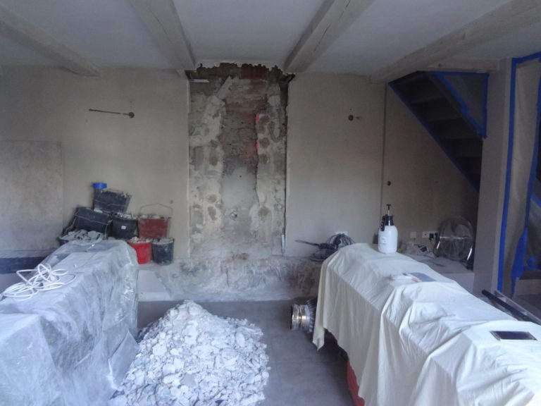 préparation de l'emplacement de la nouvelle cheminée faite par Luxe Rénovation, artisan peintre sur Marseille