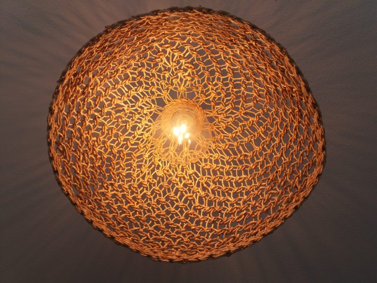 Luminaire de la chambre rénovée par Luxe Rénovation, artisan peintre sur Marseille