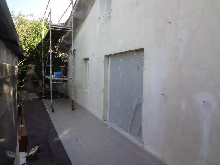 Préparation à la remise en peinture d'une villa réalisée par Luxe Rénovation, Artisan Peintre sur Marseille