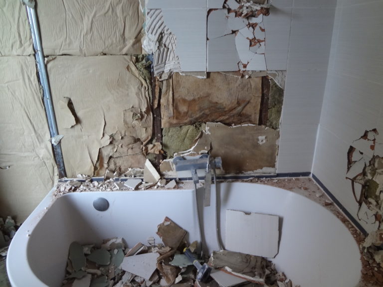 ancienne baignoire qui sera remplacée par une douche italienne, travaux réalisés par Luxe Renovation, Artisan peintre sur Marseille