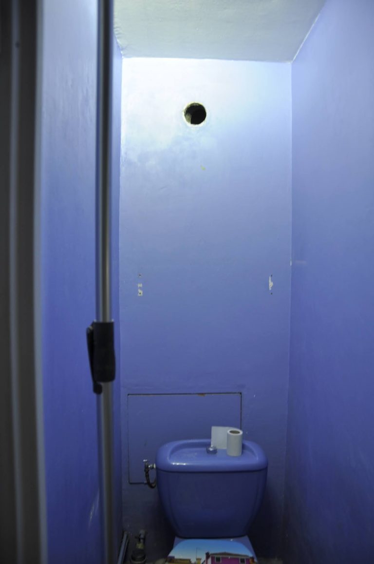 Toilette avant rénovation intérieure qui sera faite par par Luxe Rénovation, Artisan Peintre sur Marseille