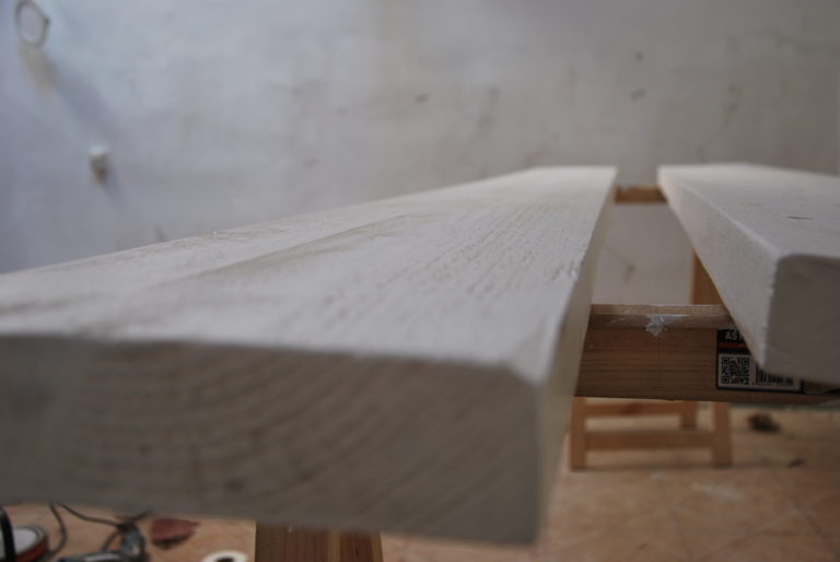 Préparation des planches pour la réalisation d'une bibliothèque sur mesure par Luxe Rénovation, Artisan Peintre sur Marseille