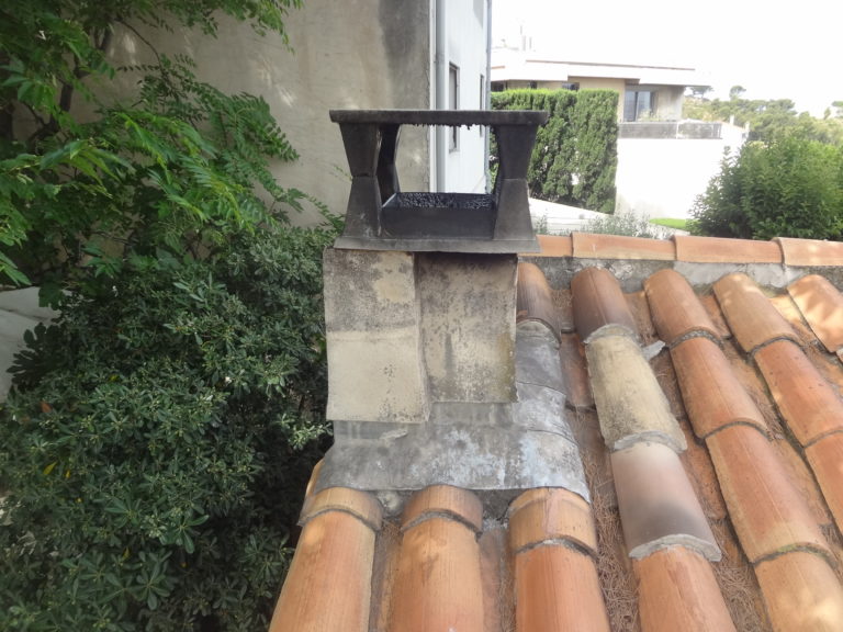 cheminée avant restauration par Luxe Rénovation, artisan peintre sur Marseille