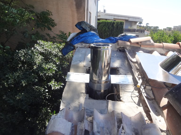 restauration de la cheminée du séjour fait par Luxe Rénovation, artisan peintre sur Marseille